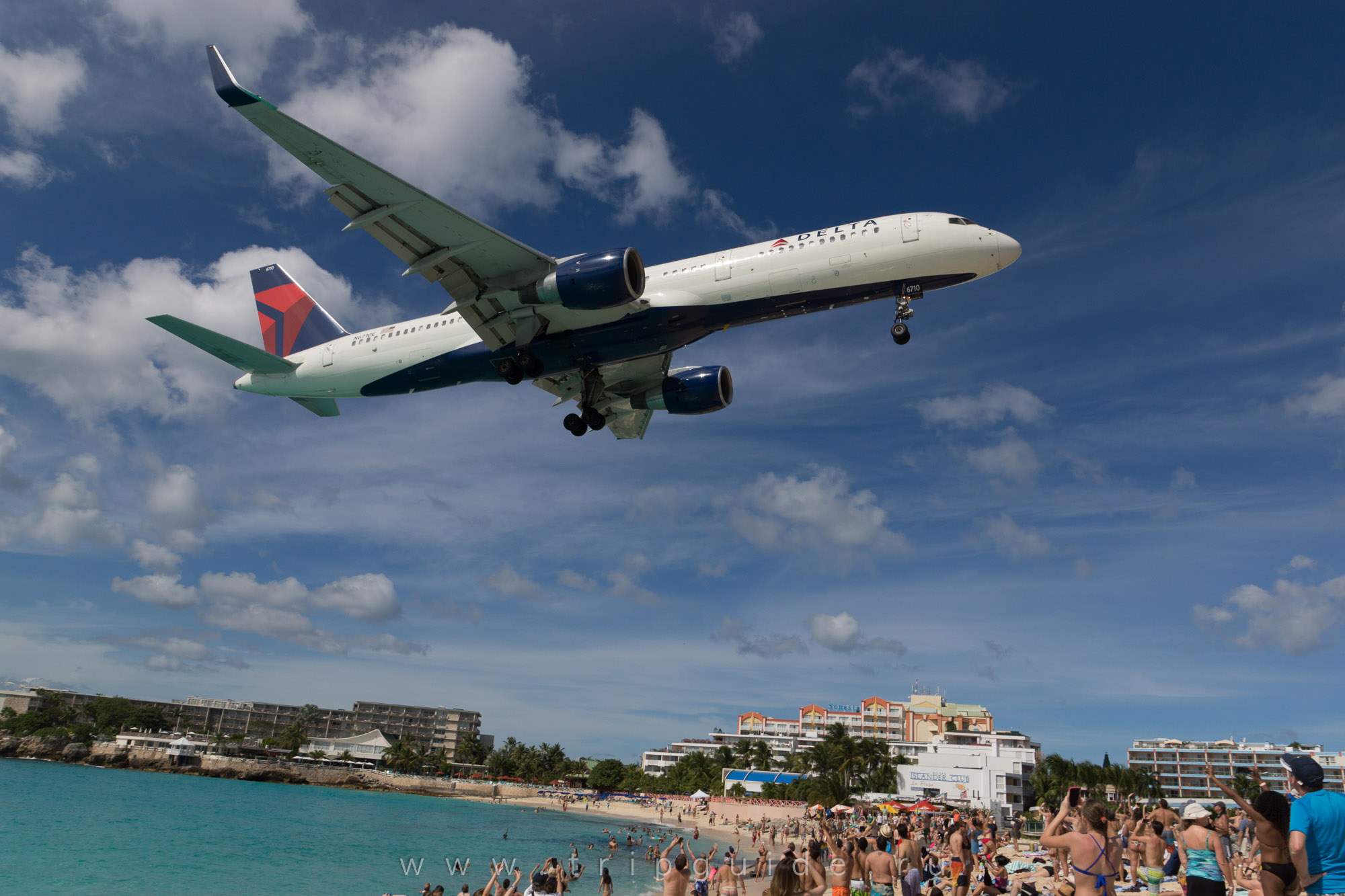 Самолет Boeing 757 над пляжем Махо Самолет Boeing 757 над пляжем Махо