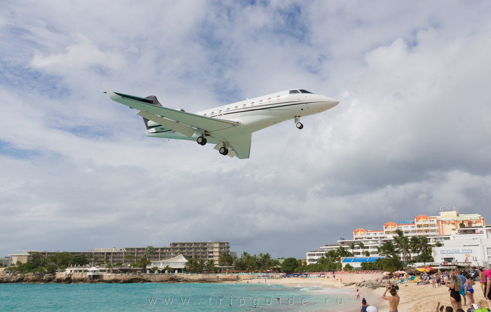 Самолет Gulfstream G280 на пляже Махо Бич Самолет Gulfstream G280 на пляже Махо Бич