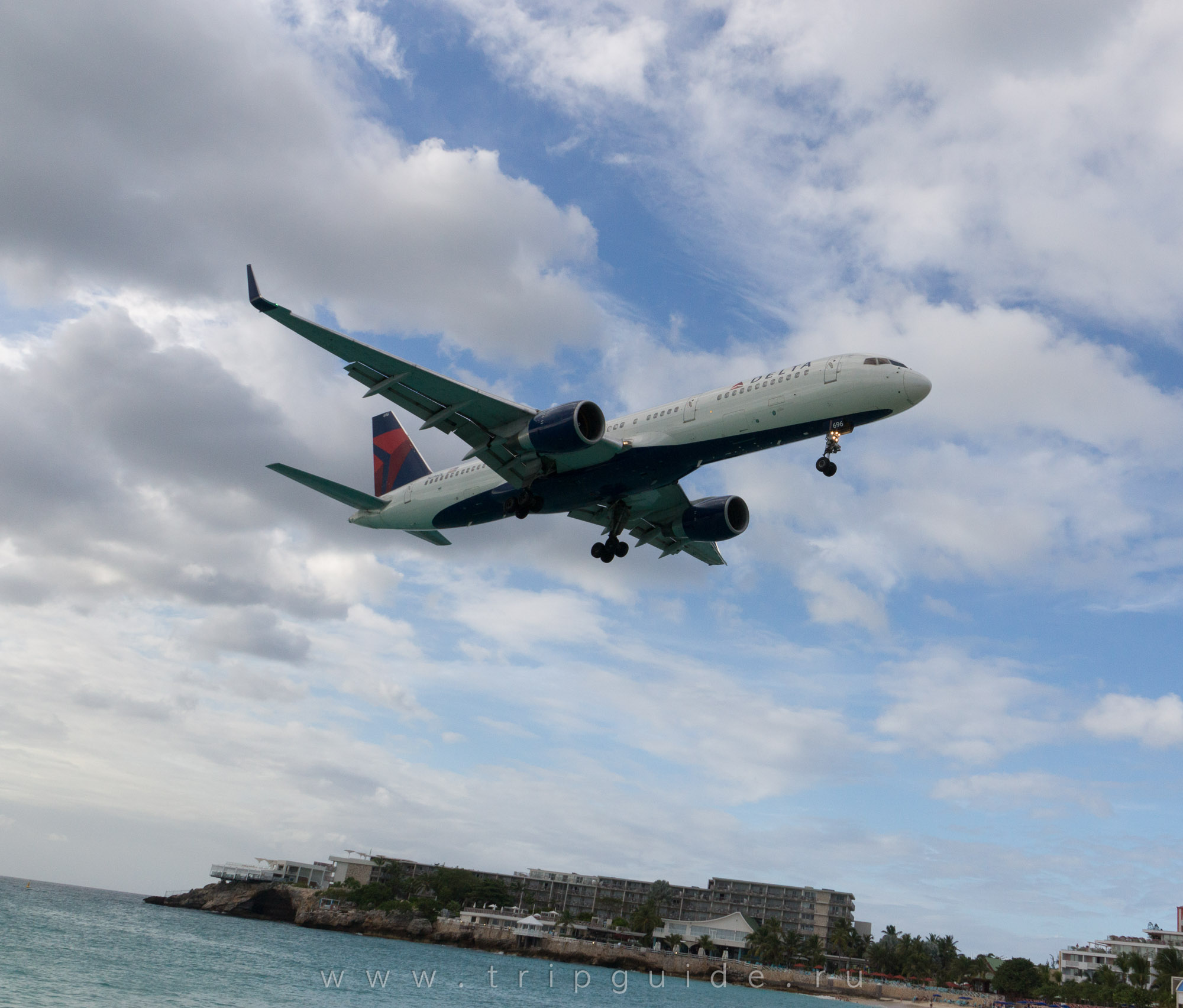 Самолет Boeing 757-232 авиакомпании Delta, рейс Атланта — Синт-Мартен Самолет Boeing 757-232 авиакомпании Delta, рейс Атланта — Синт-Мартен