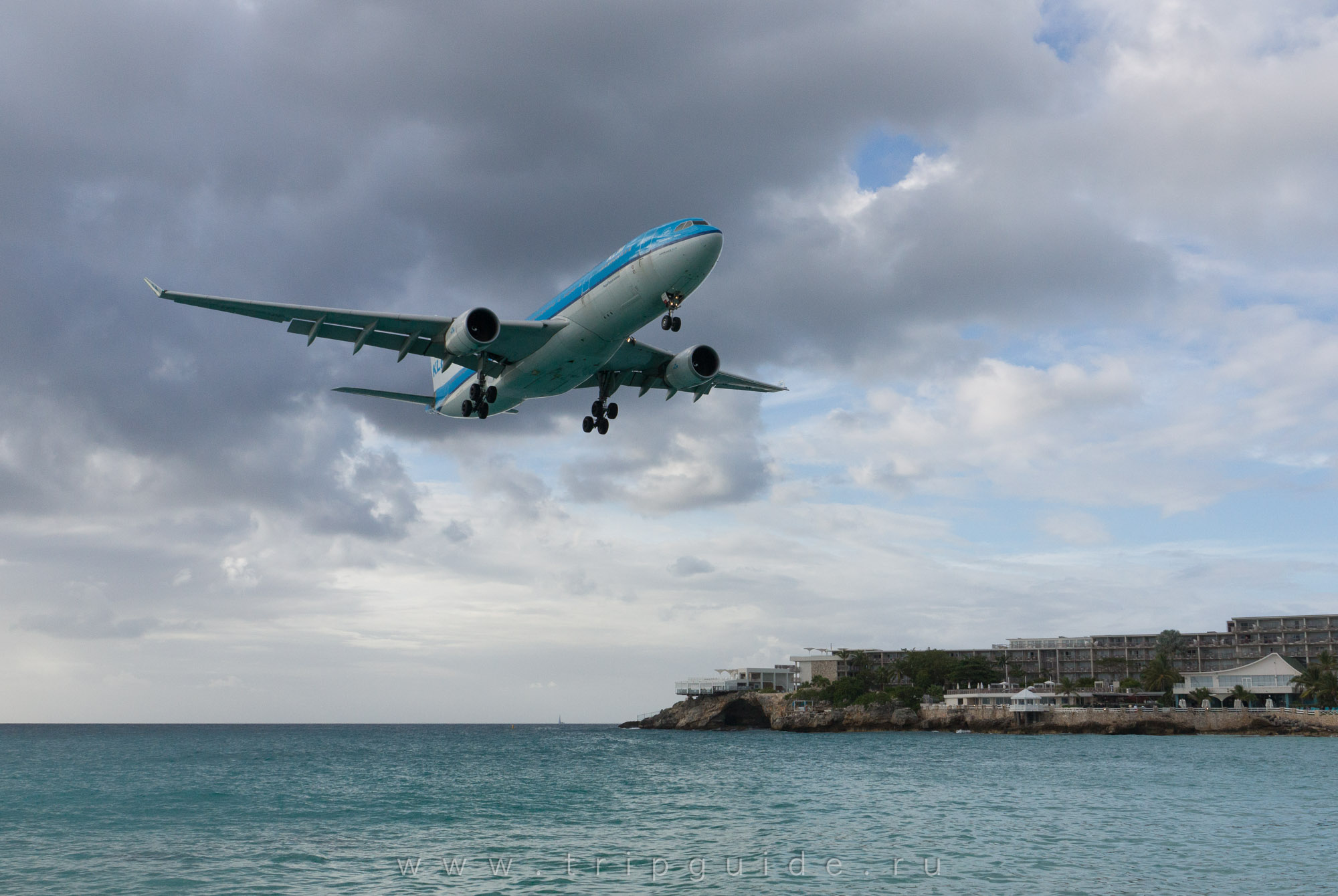 Самолет Airbus A330-203 авиакомпании KLM, бортовой номер PH-AOM Самолет Airbus A330-203 авиакомпании KLM, бортовой номер PH-AOM
