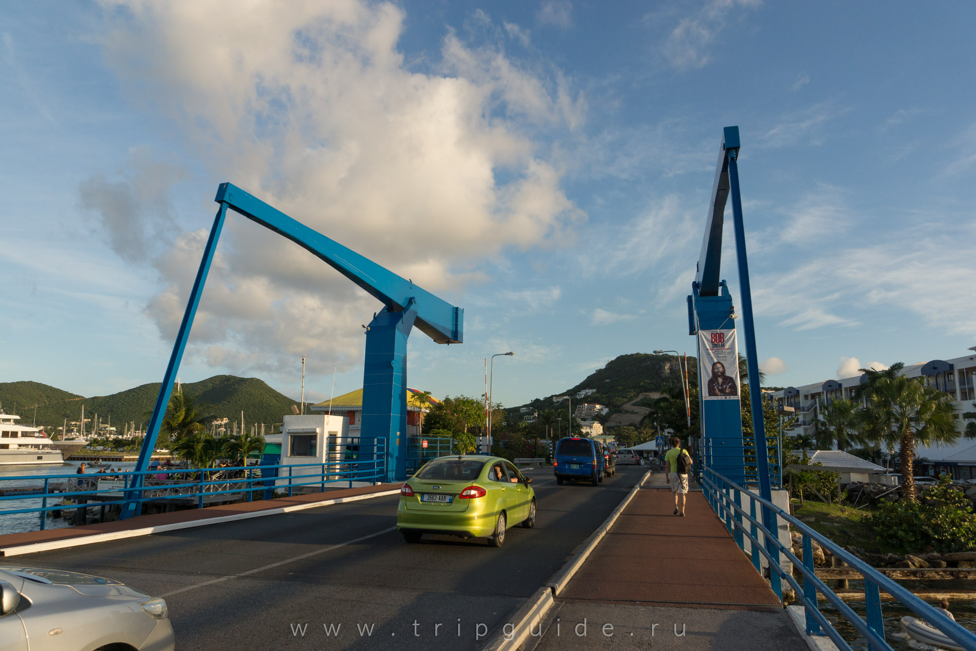 Simpson Bay Bridge / Мост в лагуну выполнен по типичной голландской технологии, разводится по расписанию, либо за 1000 долларов в любое время Simpson Bay Bridge / Мост в лагуну выполнен по типичной голландской технологии, разводится по расписанию, либо за 1000 долларов в любое время