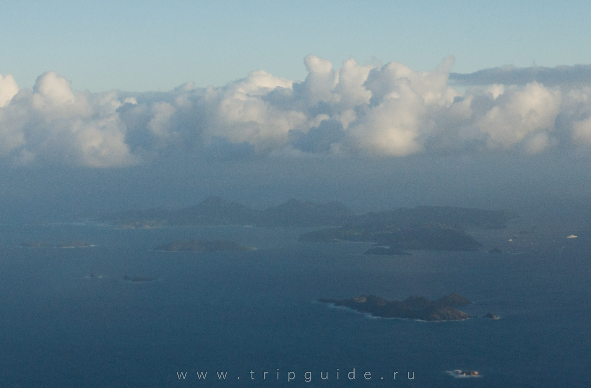 На переднем плане - остров Фюршу (Ile Fourchue), на заднем - остров Сен-Бартелеми (Saint Barthelemy) На переднем плане - остров Фюршу (Ile Fourchue), на заднем - остров Сен-Бартелеми (Saint Barthelemy)